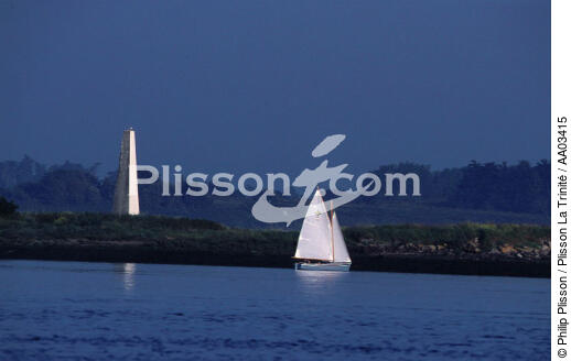 Petit voilier passant devant le Petit Veïzit. - © Philip Plisson / Plisson La Trinité / AA03415 - Nos reportages photos - Morbihan [Golfe du]