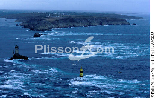 Le phare de la Vieille en face de la pointe du Raz - © Philip Plisson / Plisson La Trinité / AA03365 - Nos reportages photos - Pêche