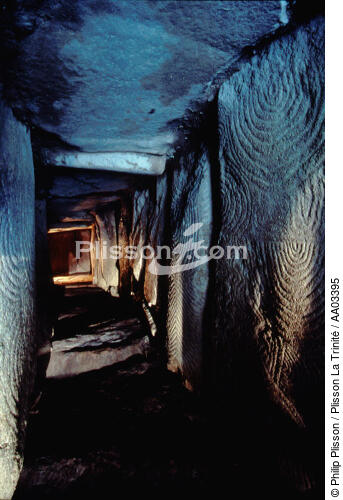 Allée interne du tumulus de Gavrinis. - © Philip Plisson / Plisson La Trinité / AA03395 - Nos reportages photos - Morbihan [Golfe du]