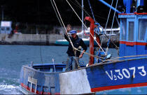 Pêcheur. © Philip Plisson / Plisson La Trinité / AA03490 - Nos reportages photos - Bateau de pêche