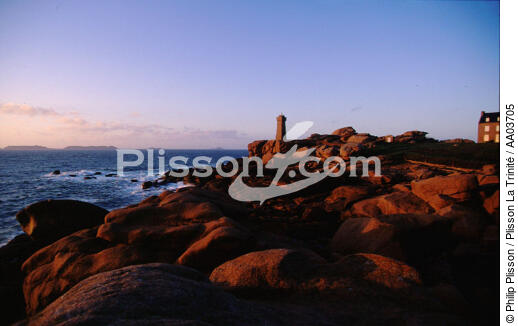 Ploumanac'h et le phare du Mean-ruz. - © Philip Plisson / Plisson La Trinité / AA03705 - Nos reportages photos - Mean-Ruz