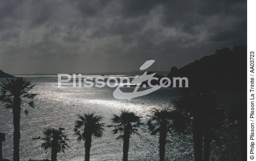 Trouée de lumière sur Perros-Guirec. - © Philip Plisson / Plisson La Trinité / AA03723 - Nos reportages photos - Site [22]