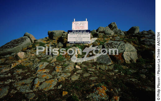 Enseigne sur les Sept Iles - © Philip Plisson / Plisson La Trinité / AA03764 - Nos reportages photos - Enseigne