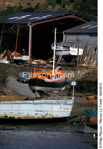 Bateaux en construction sur la rivière du Trieux - © Philip Plisson / Plisson La Trinité / AA03610 - Nos reportages photos - Chantier Naval