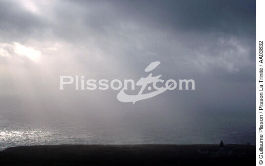 Trouée de lumière sur le phare de Pen-Men. - © Guillaume Plisson / Plisson La Trinité / AA03832 - Photo Galleries - Lighthouse [56]