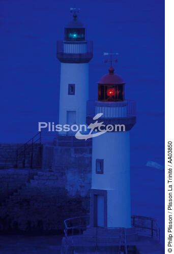 Harbor lights in Palais. - © Philip Plisson / Plisson La Trinité / AA03850 - Photo Galleries - Palais [The]