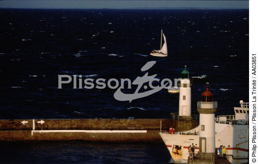 Entrée d'un ferry dans le port du Palais. - © Philip Plisson / Plisson La Trinité / AA03851 - Photo Galleries - Palais [The]