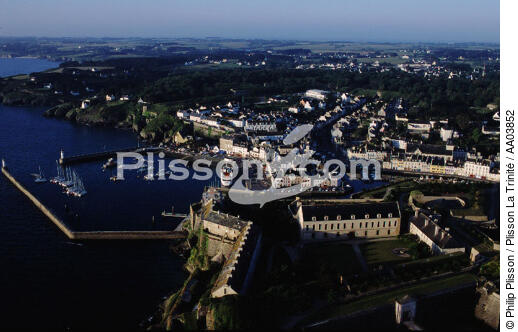 Vue aérienne de la citadelle et du port de Belle-île. - © Philip Plisson / Plisson La Trinité / AA03852 - Nos reportages photos - Phares France