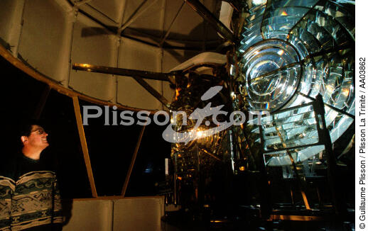 Gardien de phare devant la lentille du Goulphar. - © Guillaume Plisson / Plisson La Trinité / AA03862 - Nos reportages photos - Lentille