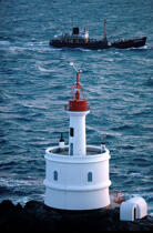 Baliseur de Lorient passant derière la Teignouse. © Philip Plisson / Plisson La Trinité / AA03867 - Photo Galleries - Lighthouse