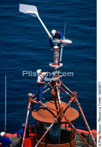 Réparation de l'éolienne sur le phare des Cardinaux - © Philip Plisson / Plisson La Trinité / AA03871 - Nos reportages photos - Phare [56]
