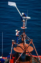 Réparation de l'éolienne sur le phare des Cardinaux © Philip Plisson / Plisson La Trinité / AA03871 - Nos reportages photos - Homme