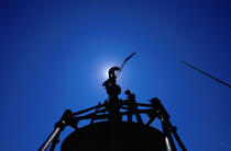 Les phares et balises et pleine réparation sur le phare des Cardinaux © Philip Plisson / Plisson La Trinité / AA03872 - Photo Galleries - Blue sky