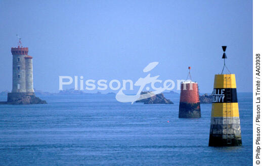 Balises devant La Croix. - © Philip Plisson / Plisson La Trinité / AA03938 - Photo Galleries - Lighthouse [22]