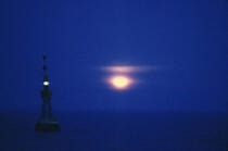 Balise de nuit. © Philip Plisson / Plisson La Trinité / AA03987 - Photo Galleries - Buoys and beacons