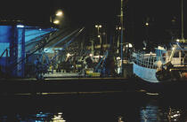 Grande activité tôt le matin au retour des bateaux © Philip Plisson / Plisson La Trinité / AA04002 - Nos reportages photos - Lorient