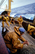 Les pêcheurs réparent le filet. © Didier Perron / Plisson La Trinité / AA04009 - Nos reportages photos - Homme