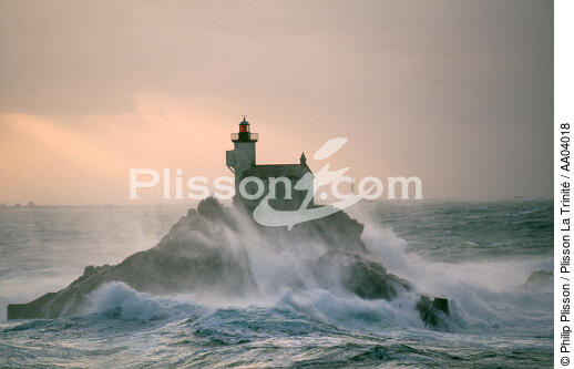 Le phare de Tevennec - © Philip Plisson / Plisson La Trinité / AA04018 - Nos reportages photos - Tempêtes