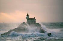 Le phare de Tevennec © Philip Plisson / Plisson La Trinité / AA04018 - Photo Galleries - Rough weather