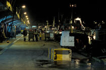 Activité nocturne à la criée de Lorient © Philip Plisson / Plisson La Trinité / AA04033 - Photo Galleries - Job