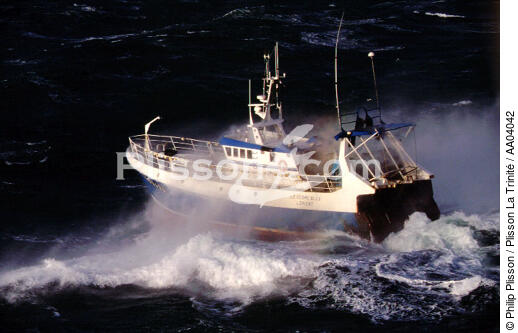 Chalutier dans du gros temps - © Philip Plisson / Plisson La Trinité / AA04042 - Nos reportages photos - Petite pêche