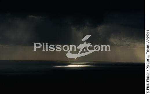 trouée de lumière à travers un ciel de grain . - © Philip Plisson / Plisson La Trinité / AA04044 - Photo Galleries - Cloud-break