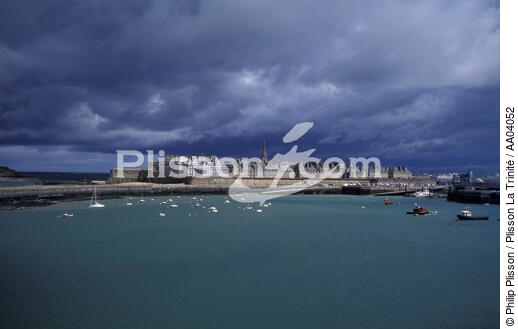 St-Malo sous un ciel de grain. - © Philip Plisson / Plisson La Trinité / AA04052 - Nos reportages photos - Ille-et-Vilaine