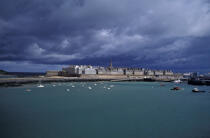 St-Malo sous un ciel de grain. © Philip Plisson / Plisson La Trinité / AA04052 - Photo Galleries - Site of Interest [35]
