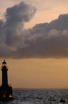 Feu de port au crépuscule. © Philip Plisson / Plisson La Trinité / AA04133 - Nos reportages photos - Groix