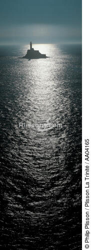 Le Fastnet à contre-jour. - © Philip Plisson / Plisson La Trinité / AA04165 - Nos reportages photos - Fastnet [Phare du]