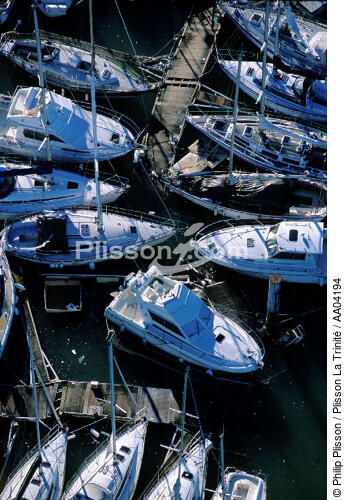De nombreux dégats dans le port de la Rochelle après la tempête de décembre 99 - © Philip Plisson / Plisson La Trinité / AA04194 - Nos reportages photos - Tempêtes