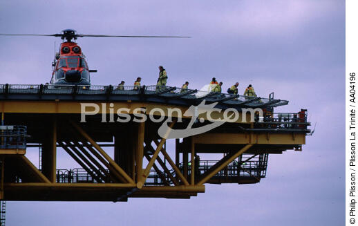 Hélicoptère sur une plateforme pétrolière. - © Philip Plisson / Plisson La Trinité / AA04196 - Photo Galleries - Oil industry