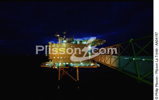 Plateforme pétrolière de nuit. - © Philip Plisson / Plisson La Trinité / AA04197 - Nos reportages photos - Industrie pétrolière