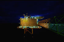 Plateforme pétrolière de nuit. © Philip Plisson / Plisson La Trinité / AA04197 - Photo Galleries - Scotland