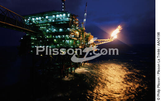 Plateforme pétrolière de nuit, en Ecosse. - © Philip Plisson / Plisson La Trinité / AA04198 - Photo Galleries - Oil industry