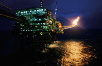 Plateforme pétrolière de nuit, en Ecosse. © Philip Plisson / Plisson La Trinité / AA04198 - Nos reportages photos - Industrie pétrolière