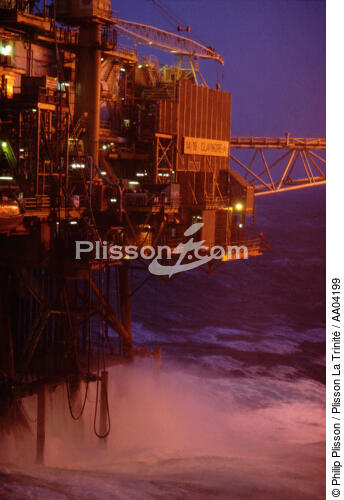 plateforme pétrolière. - © Philip Plisson / Plisson La Trinité / AA04199 - Nos reportages photos - Industrie pétrolière