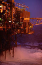 plateforme pétrolière. © Philip Plisson / Plisson La Trinité / AA04199 - Nos reportages photos - Industrie pétrolière