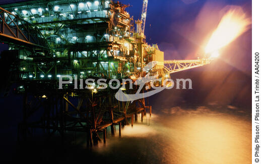 Plateforme pétrolière. - © Philip Plisson / Plisson La Trinité / AA04200 - Nos reportages photos - Ecosse