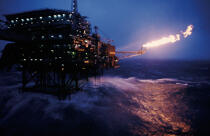 Plateforme pétrolière. © Philip Plisson / Plisson La Trinité / AA04201 - Nos reportages photos - Industrie pétrolière
