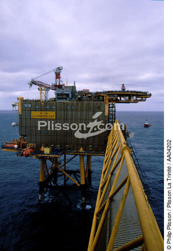 Plateforme pétrolière. - © Philip Plisson / Plisson La Trinité / AA04202 - Photo Galleries - Scotland