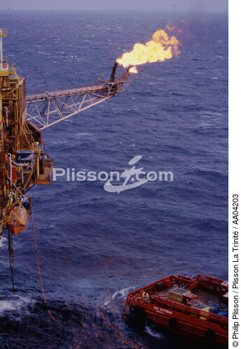 Plateforme pétrolière. - © Philip Plisson / Plisson La Trinité / AA04203 - Photo Galleries - Oil industry