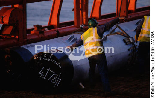 Homme travaillant sur une plateforme pétrolilère. - © Philip Plisson / Plisson La Trinité / AA04208 - Photo Galleries - Oil industry