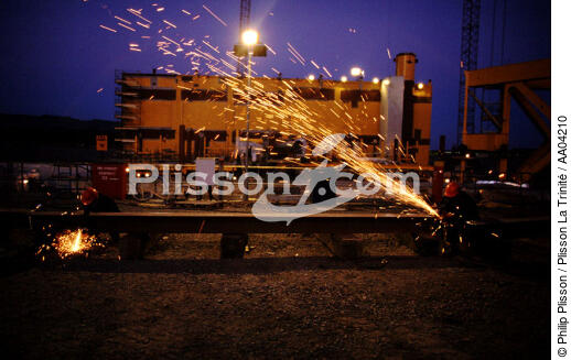 Plateforme pétrolière de nuit. - © Philip Plisson / Plisson La Trinité / AA04210 - Nos reportages photos - Ecosse