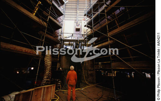 Homme sur plateforme pétrolière. - © Philip Plisson / Plisson La Trinité / AA04211 - Photo Galleries - Oil industry