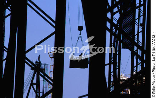 Plateforme pétrolière. - © Philip Plisson / Plisson La Trinité / AA04214 - Nos reportages photos - Ecosse