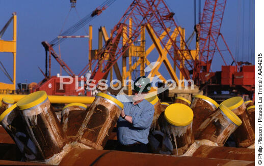 Homme au travail. - © Philip Plisson / Plisson La Trinité / AA04215 - Photo Galleries - Oil industry
