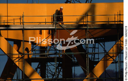 Homme sur une plateforme pétrolière. - © Philip Plisson / Plisson La Trinité / AA04219 - Nos reportages photos - Ecosse
