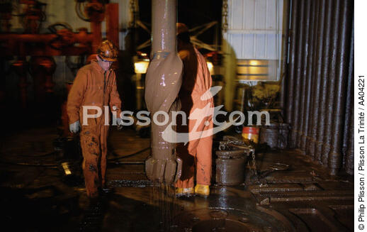 Hommes travaillant sur une plateforme pétrolière. - © Philip Plisson / Plisson La Trinité / AA04221 - Nos reportages photos - Industrie pétrolière