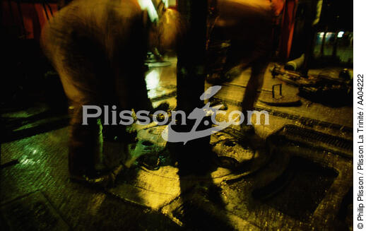 Hommes travaillant sur une plateforme pétrolière. - © Philip Plisson / Plisson La Trinité / AA04222 - Nos reportages photos - Ecosse